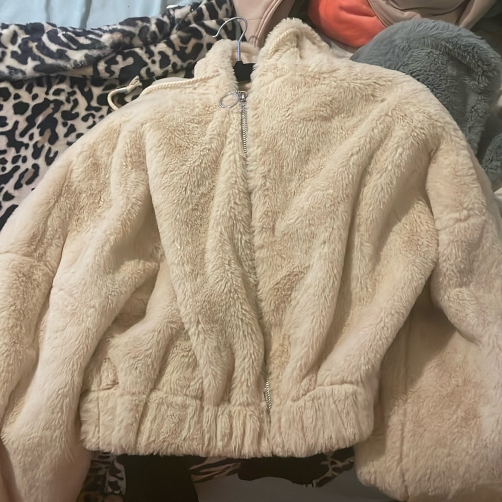 The fur doesn’t shed despite it being in a large it’s very cropped